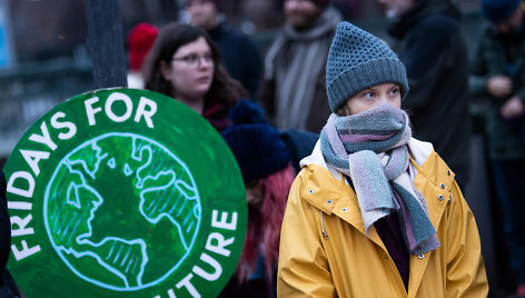 Greta Thunberg vėl piketuoja prie Švedijos parlamento