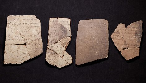 Archeologų Izraelyje rasti 600 m. pr. Kr. daryti Biblijos įrašai hebrajų kalba ant keramikos dirbinių