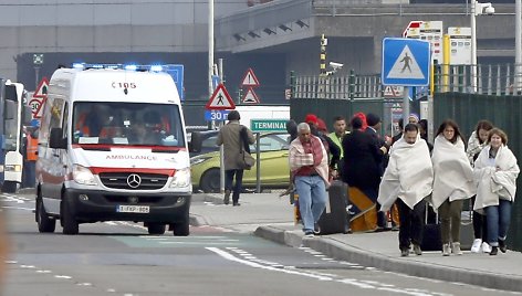 Briuselis po sprogdinimų oro uoste ir metro stotyje