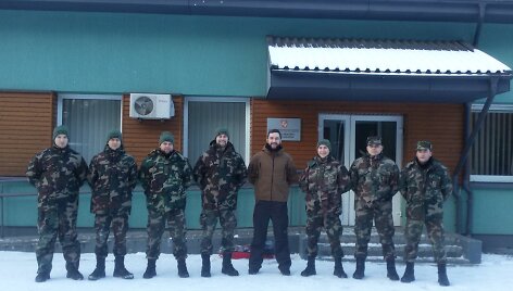 Mantas apsilankė ir Vileikių užkardoje bei įsiamžino su ten dirbančiais pasieniečiais