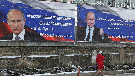 Po okupacijos mieste iškilo plakatai su Vladimiru Putinu