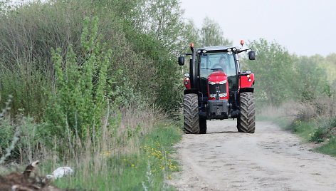 Devyniolikmetė Monika kone kasdien vairuoja traktorių