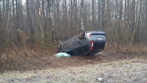 Apvirtęs &bdquo;Ford&ldquo; automobilis įvykio vietoje