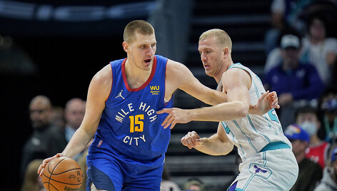 Nikola Jokičius prie&scaron; Masoną Plumlee