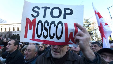 Gruzijoje tūkstančiai mitinguotojų rei&scaron;kė paramą populiariai televizijai