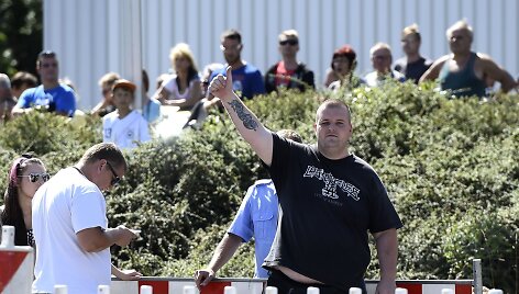 Atvykusi į pabėgėlių stovyklą Merkel buvo sutikta nepasitenkinimo &scaron;ūksniais