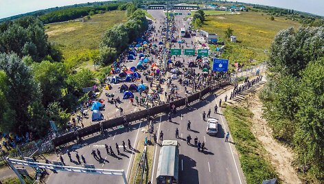 Migrantai prie sienos su Vengrija