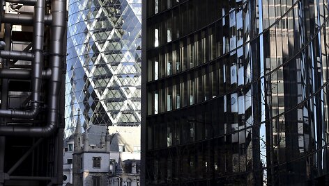 Tarp naujų Londono pastatų pasimetusios senosios bažnyčios