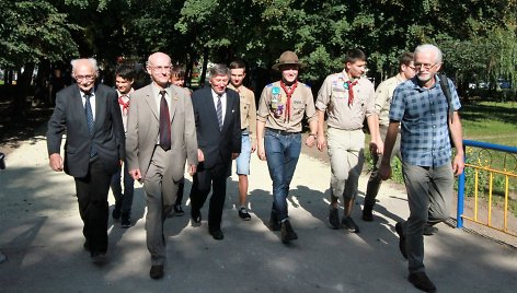 Šiaulių Lieporių parke iškilmingai atidaryta Signatarų alėja