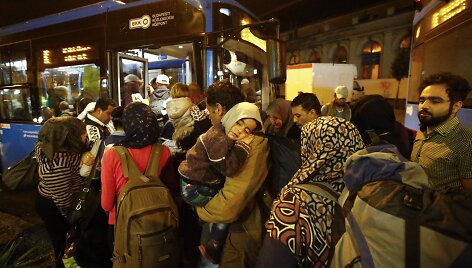 Migrantai autobusais vežami prie sienos su Austrija