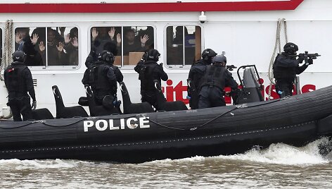 Britų kovos su terorizmu policija imitavo laivo Temzėje užgrobimą.