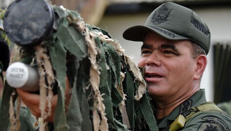 Venesuelos gynybos ministras Padrino Lopezas su rusi&scaron;ka &bdquo;Igla-S&ldquo;