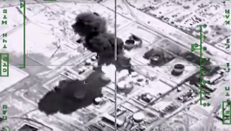 Bombarduojami naftos perdirbimo įrenginiai ISIS teritorijoje Sirijoje