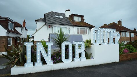 Britanijos rinkėjai pradėjo balsuoti istoriniame referendume dėl tolesnės &scaron;alies narystės Europos Sąjungoje