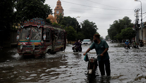 Liūtys paralyžiavo didžiausią Pakistano miestą Karačį