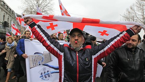 Gruzinas su šalies vėliava