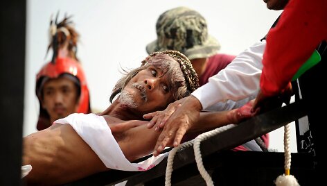 Filipinuose tikintieji kra&scaron;tutinėmis priemonėmis atkartoja Kristaus nukryžiavimą