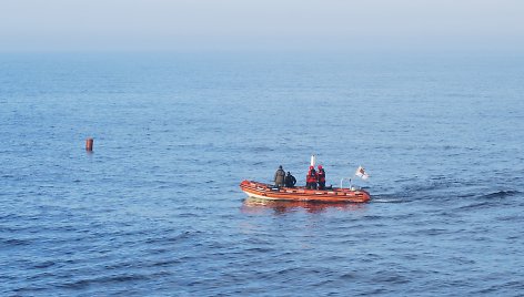 Kariškiai jūroje sunaikino torpedos korpusą.