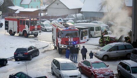 &Scaron;akiuose prie Jaunystės gatvės daugiabučio užsidegė "VW Golf" automobilis