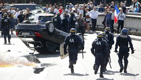 Protestuojantys Paryžiaus taksi vairuotojai