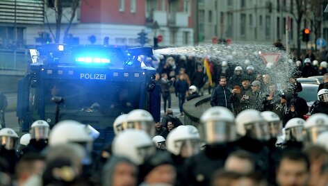 Kelne riau&scaron;ių policija vandens patrankomis tramdė protesto prie&scaron; migrantus dalyvius.
