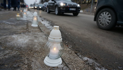 Į atsisveikinimo vietą vežamą keturmetį Kėdainiuose išlydėjo daugybė žmonių