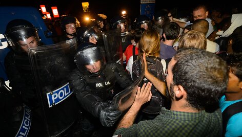 Slovėnijos policija a&scaron;arinėmis dujomis nuvarė i&scaron; Kroatijos besiveržiančius migrantus.
