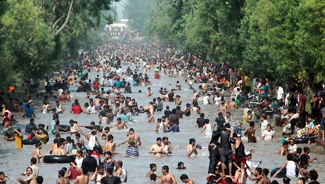 Varginanti kaitros banga Pakistane