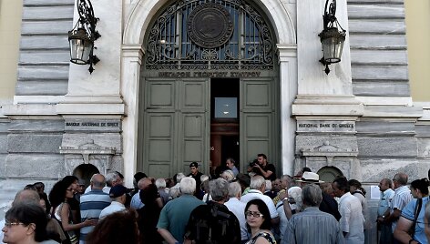 Graikijos pensininkai laukia eilėse prie bankų