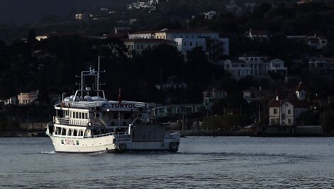 I&scaron; Graikijos į Turkiją i&scaron;plaukė pirmasis keltas su deportuojamais migrantais