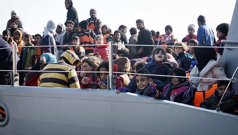Migrantai prie Graikijos Lesbo salos.