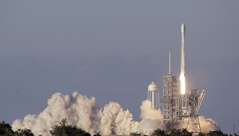 „SpaceX“ raketa iškelia į orbitą ryšių palydovą