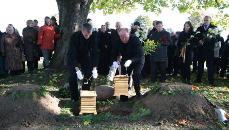 Galinos Dauguvietytės urna palaidota po klevu senelių ir tėvų sodyboje.