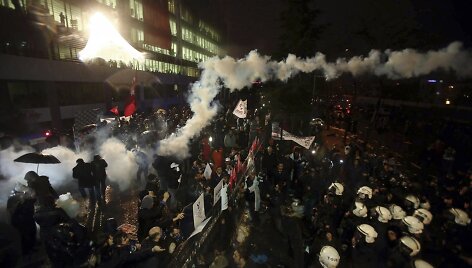 Per naktinį reidą panaudojus a&scaron;arines dujas ir vandens patranką buvo užimta &scaron;io laikra&scaron;čio &bdquo;Zaman&ldquo; redakcija.