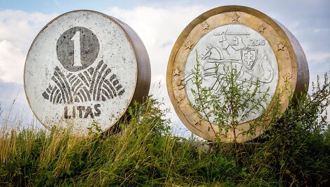&Scaron;tai taip netoli Bir&scaron;tono, ties posūkiu į Nemajūnus, įamžinti litas ir euras 
