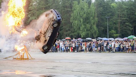 Vingio parke skraidė automobiliai &ndash; vyko tarptautinis kaskadininkų pasirodymas