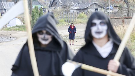 Buvę narkomanai romų tabore ieškojo savo senųjų narkotikų prekeivių 