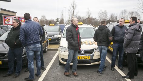 Taksistai piktinasi chaosu, kurį sukėlė &bdquo;Uber&ldquo; atėjimas