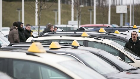 Taksistai piktinasi chaosu, kurį sukėlė &bdquo;Uber&ldquo; atėjimas