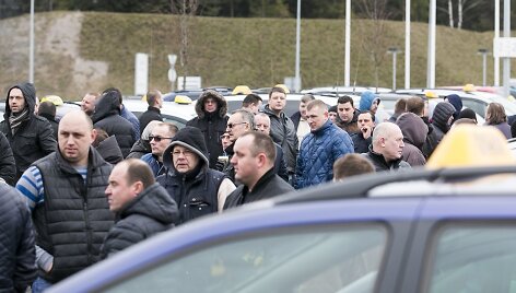 Taksistai piktinasi chaosu, kurį sukėlė &bdquo;Uber&ldquo; atėjimas