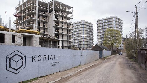 &bdquo;Korių&ldquo; statytojai aptvėrė statybvietę valstybinės žemės sąskaita