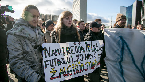 Futbolo sirgaliai prie Vilniaus savivaldybės prašė išsaugoti „Žalgirio“ stadioną