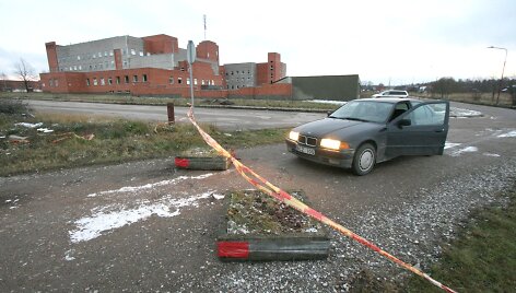 Privatininkas užtvėrė pravažiavimą betoninėmis gėlių klombomis