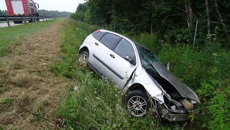 Magistralėje netoli Klaipėdos nevaldomas „Ford Focus“ vertėsi penkis kartus