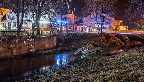 Pasvalyje nesuvaldytas &bdquo;Opel Zafira&ldquo; atsidūrė Svalioje