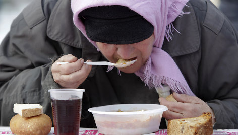 Benamė moteris valgo labdaros valgykloje Stavropolyje