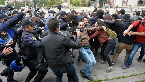 Policija susidorojo su prie&scaron; tolimesnę Turkijos islamizaciją protestuojančiais demonstrantais 