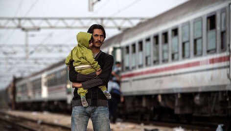 Migrantai mėgina įsėsti į traukinius prie Kroatijos sienos