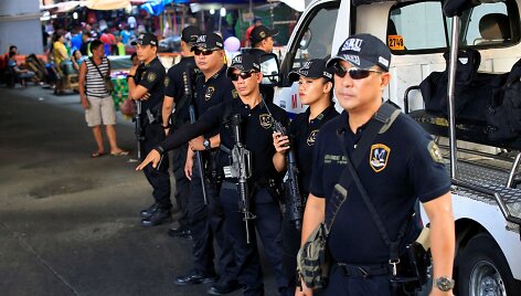 Filipinų policijai ypač trūkstant pinigų pareigūnams tenka patiems pirkti &scaron;ovinius 