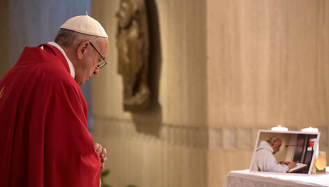 Popiežius meldžiasi prie&scaron; Jacques'o Hamelio nuotrauką